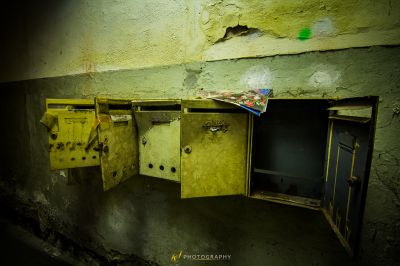 Ein gelbes Schließfach mit ein paar Schlüsseln darin