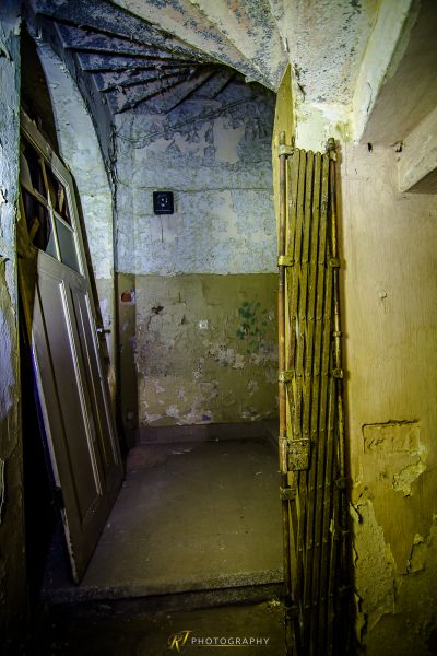 Ein sehr altes Zimmer mit einer Tür