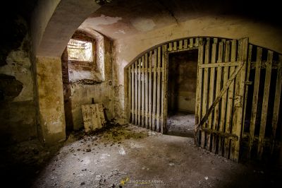 Ein Zimmer mit einer Tür und einem Haufen Müll