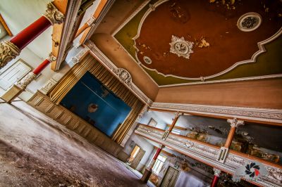 Ein Zimmer mit einem großen Spiegel und einer Uhr