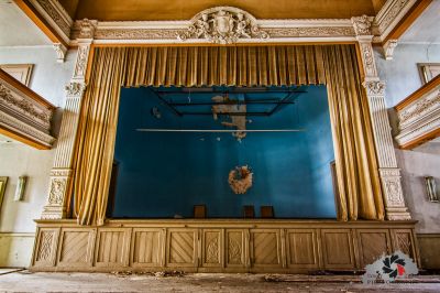 Ein Zimmer mit einem großen Fenster und einer Decke