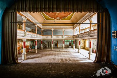 Ein großer Raum mit vielen Fenstern und vielen Vorhängen