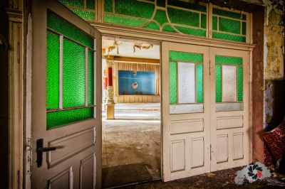 Ein Zimmer mit einer Tür und einem Fenster