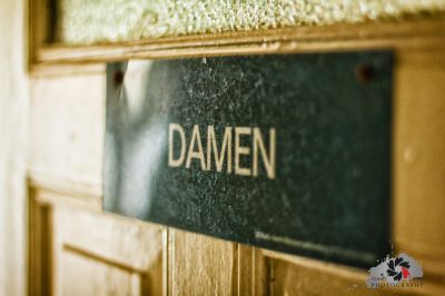 Eine Türe mit einem Schild darauf schließen