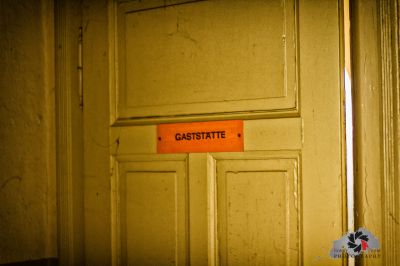 Eine Tür mit einem Schild darauf, das gstate sagt