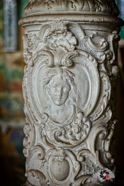 Eine Statue einer Frau mit einer Blume im Haar