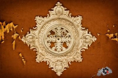 Ein Spiegel mit einem Bild einer Frau darin