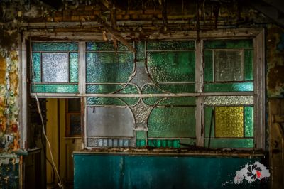 Ein zerbrochenes Fenster in einem verlassenen Gebäude