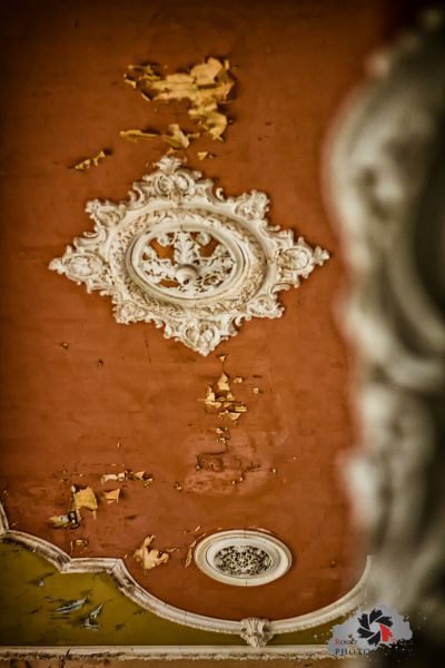 Ein Bild einer Wand mit einer Uhr darauf