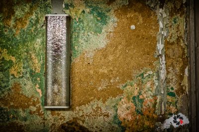 Eine schmutzige Wand mit einem Metallobjekt darauf