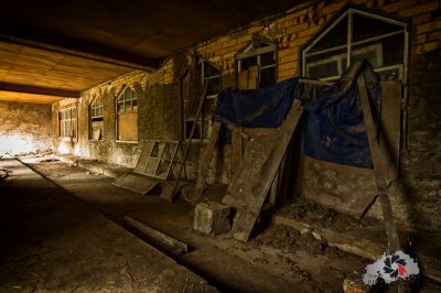 Ein Zimmer mit einem Haufen Kleidung an der Wand hängen