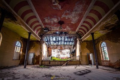 Ein großer Raum mit vielen Trümmern