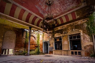 Ein Zimmer mit einem Leuchter