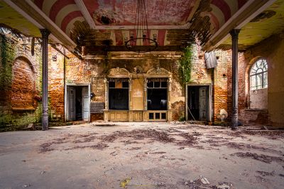 Ein Zimmer mit viel Schutt und einer kaputten Decke