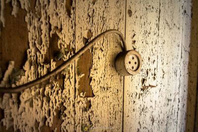 Ein Türgriff an der hölzernen Tür
