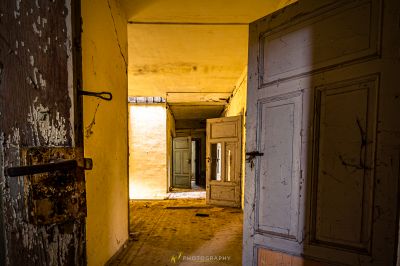 Eine Tür in einem Raum