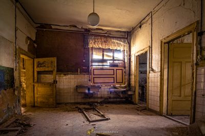 Ein schmutziges Badezimmer mit Waschbecken und Spiegel