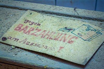 Ein Schild an einer Wand, das kein Parken sagt