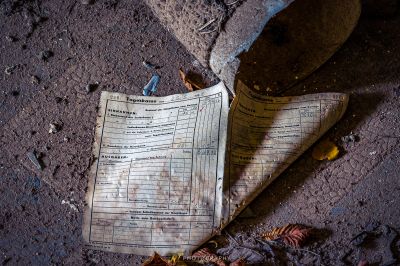 Ein Stück Papier auf dem Boden