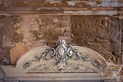 Eine Nahaufnahme eines Steinkopfes an einer Wand