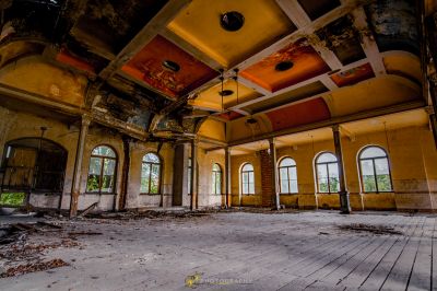 Ein Raum mit einer Decke, der entfernt wurde