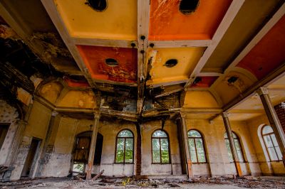 Ein Raum mit einer Decke, der entfernt wurde