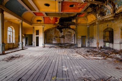 Ein Zimmer mit viel Schutt und viel Holz