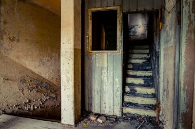 Eine Tür ist in einem alten Gebäude geöffnet