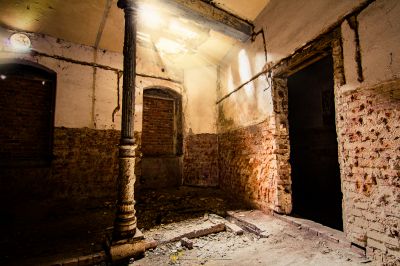 Ein Zimmer mit einer Ziegelwand und einer Tür