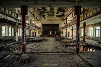 Ein großer Raum mit vielen Trümmern