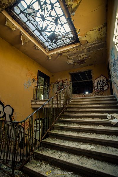 Eine Treppe mit Graffiti an den Wänden und einem Oberlicht