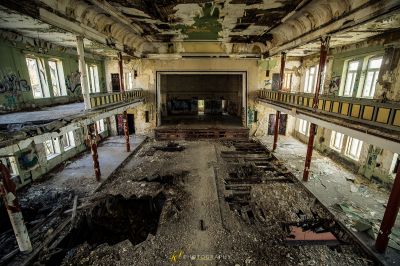 Ein Raum mit vielen Trümmern und Trümmern