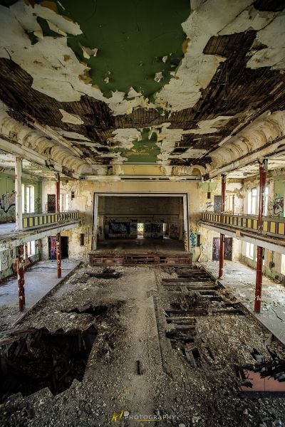 Ein Zimmer mit viel Schutt und einer Feuerhydraulika