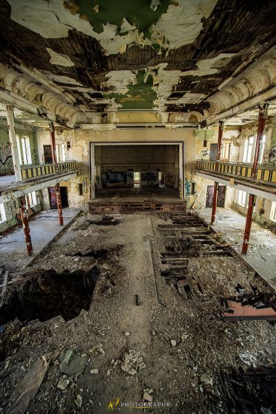 Ein großer Raum mit vielen Trümmern