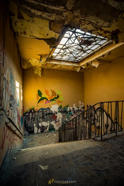 Ein Raum mit Graffiti an den Wänden und eine Treppe