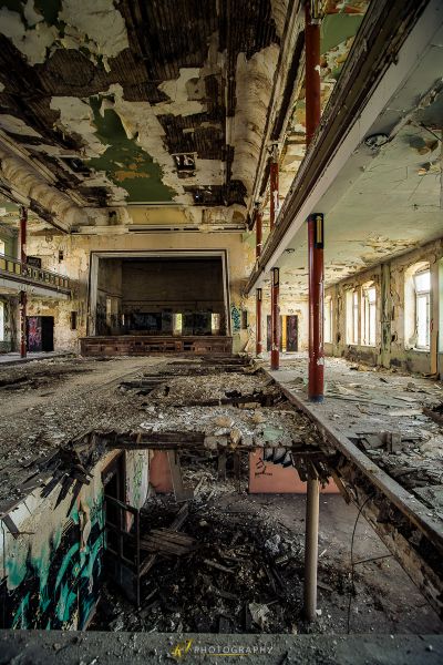 Ein Zimmer mit vielen Trümmern und einem Kamin