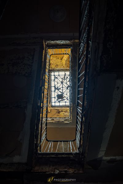 Ein Fenster in einem Gebäude mit einem zerbrochenen Glas