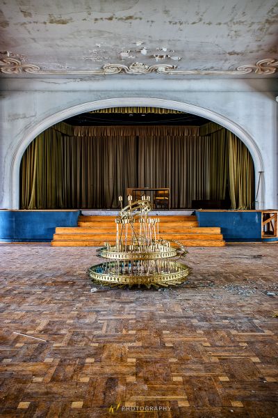 Ein Zimmer mit einem Tisch und Stühlen in ihm