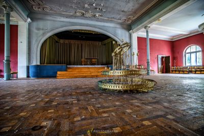 Ein Raum mit einer Statue darin