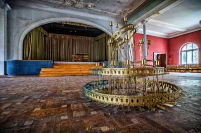 Eine große Uhr in einem Raum