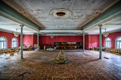 Ein Zimmer mit einer Uhr und einer Uhr auf dem Boden