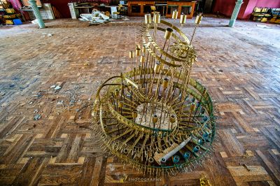 Eine große Uhr aus Holz