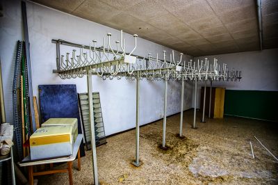 Ein Zimmer mit einer Schere, die an der Decke hängt