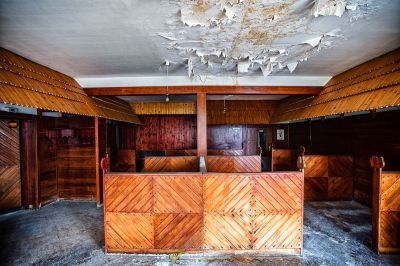 Ein Zimmer mit Holzboden und einer Decke