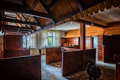 Ein Zimmer mit einer Holzdecke und einer Holzwand