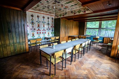 Ein Zimmer mit einem langen Tisch und Stühlen