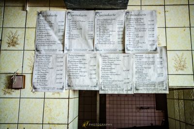 Ein Haufen Papiere an einer gefliesten Wand