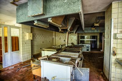 Eine Küche mit vielen schmutzigen Sachen