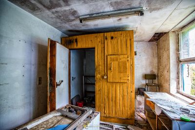 Ein Zimmer mit einer Tür und einem Fenster