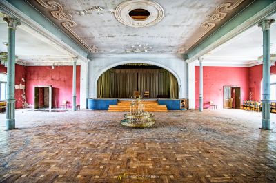 Ein Zimmer mit einem großen Holzboden und einem Brunnen